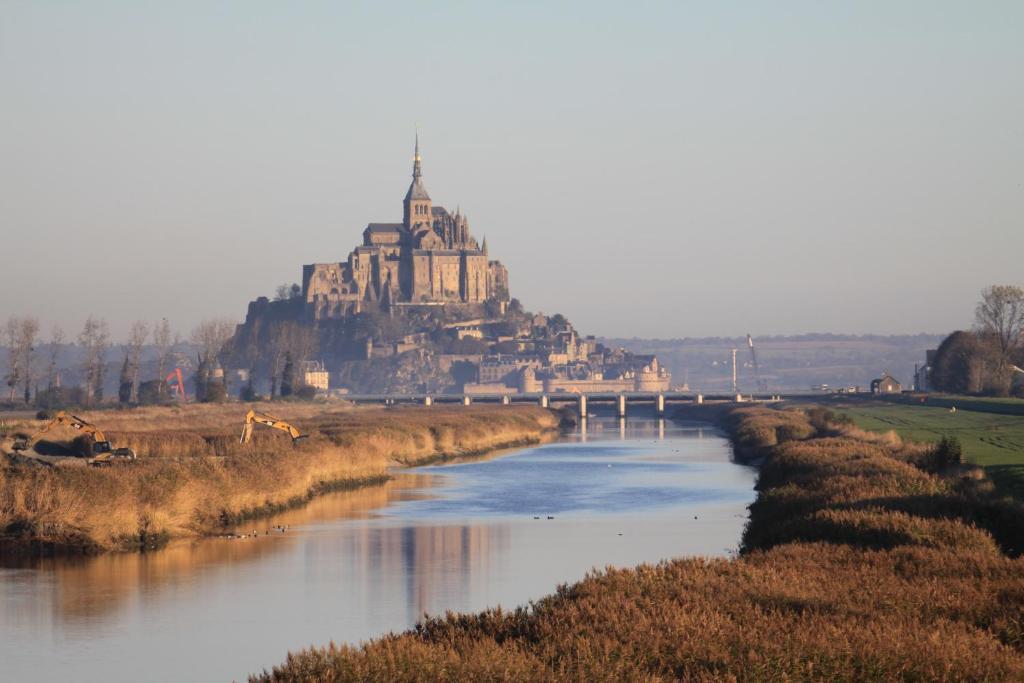 Logis Hotel Et Restaurant La Tour Brette 뽕또흑송 외부 사진