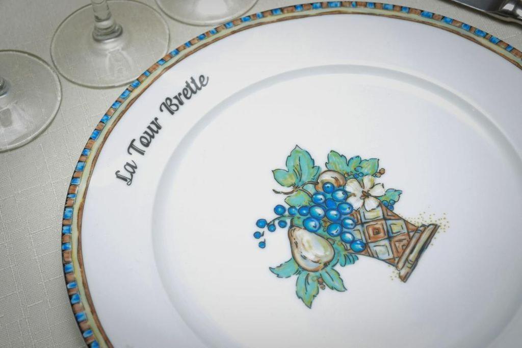 Logis Hotel Et Restaurant La Tour Brette 뽕또흑송 외부 사진