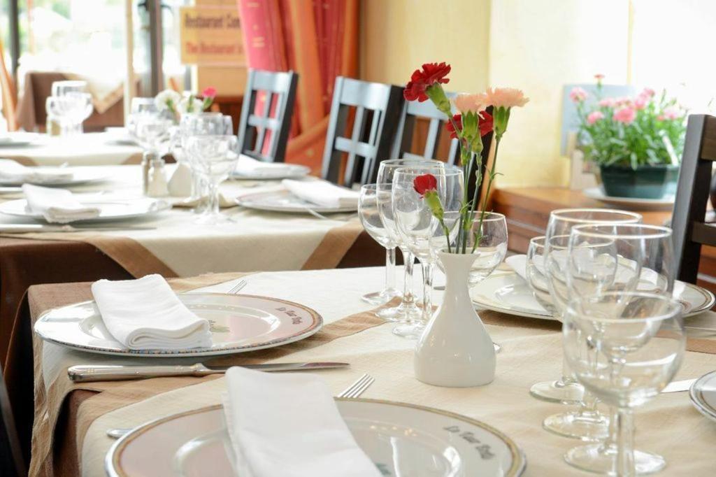 Logis Hotel Et Restaurant La Tour Brette 뽕또흑송 외부 사진