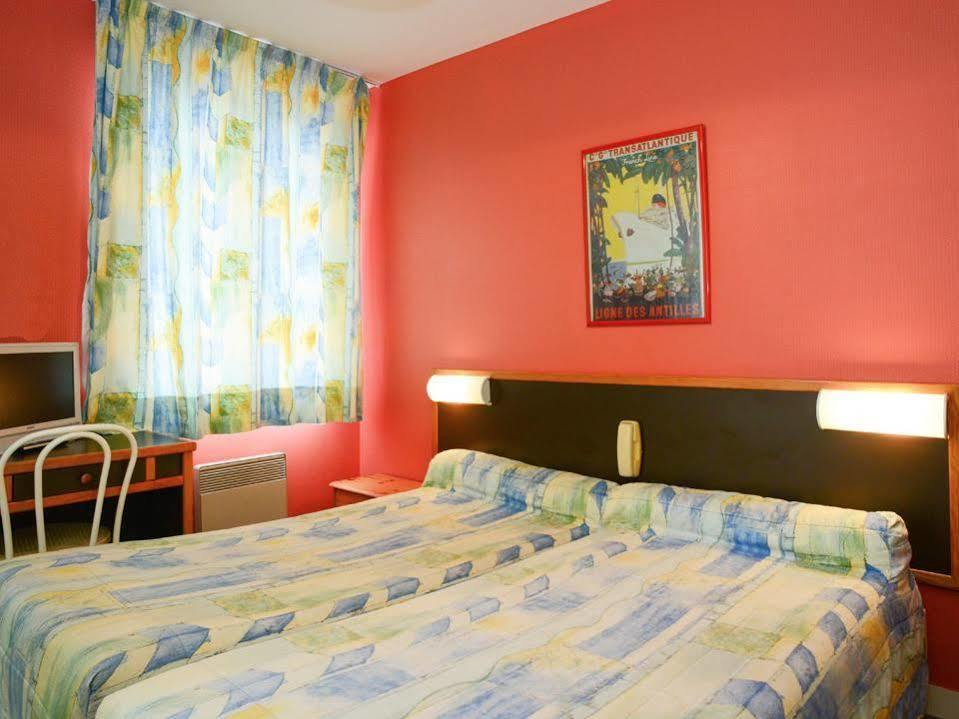Logis Hotel Et Restaurant La Tour Brette 뽕또흑송 외부 사진